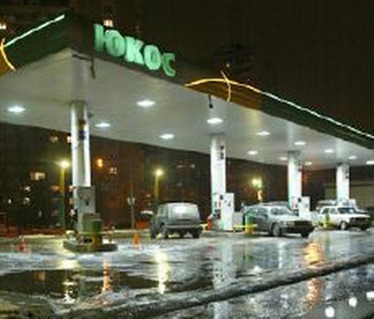 En af selskabet Yukos' mange tankstationer i Moskva. - Foto: AP 