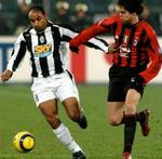 De to brasilianere - Juventus' Emerson og Milans Kaka, i nærkamp. - Foto: AP 