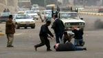 Op mod 30 uidentificerede gerningsmænd skyder og dræber de tre mænd efter at have hevet dem ud af bilen midt i den travle trafik på Haifa Street. - Foto: AP 