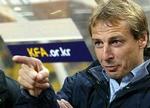 En skuffet Klinsmann så ydmygelsen fra trænerbænken. - Foto: AP 