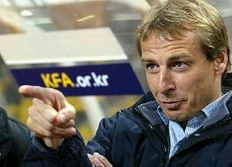 En skuffet Klinsmann så ydmygelsen fra trænerbænken. - Foto: AP 