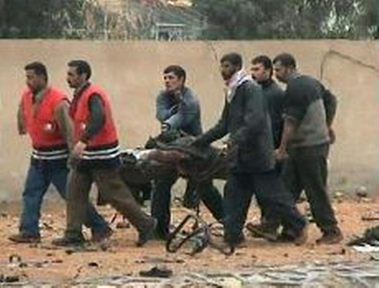 Et offer bæres væk efter eksplosionen i Karbala. - Foto: AP 