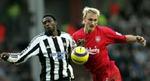 Newcastles Shola Ameobi standses af Liverpools forsvarsklippe ami Hyypia. - Foto: AP 