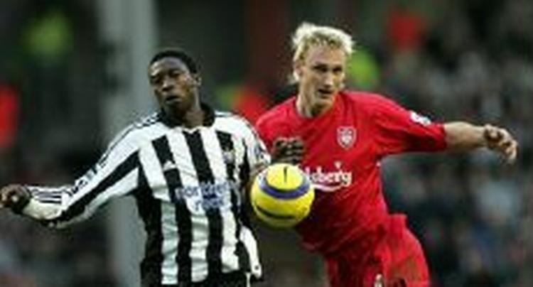 Newcastles Shola Ameobi standses af Liverpools forsvarsklippe ami Hyypia. - Foto: AP 