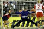 Keeper Karin Mortensen passeres af et norsk straffekast. - Foto: Jens Dresling 