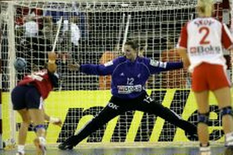 Keeper Karin Mortensen passeres af et norsk straffekast. - Foto: Jens Dresling 