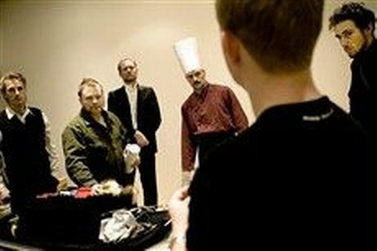 Midgaard Event gør klar til at underholde ved en julefest. Det sker med et rollespil, hvor gæsterne skal opklare det uhyggelige mord på baron Bartholdys kone, Leonora Ivory.   Foto: Thomas Borberg 