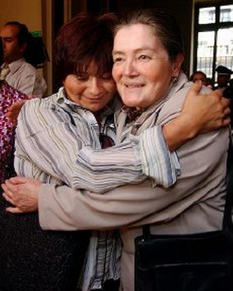 Monica Pilquil (tv.) og Viviana Diaz jubler efter domstolens afgørelse. Begge har mistet familiemedlemmer under Pinochets styre. - Foto: AP 