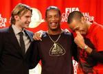 Andrej Sjevtjenko (tv.) og Thierry Henry (th.) står på hver side af årets bedste fodboldspiller Ronaldinho. - Foto: AP 