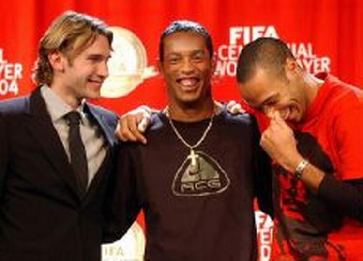 Andrej Sjevtjenko (tv.) og Thierry Henry (th.) står på hver side af årets bedste fodboldspiller Ronaldinho. - Foto: AP 