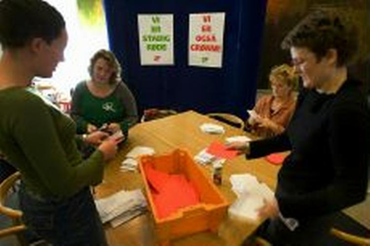 Tidligt i morges gik SF-medlemmer i gang med at tælle stemmerne op. - Foto: Finn Frandsen 