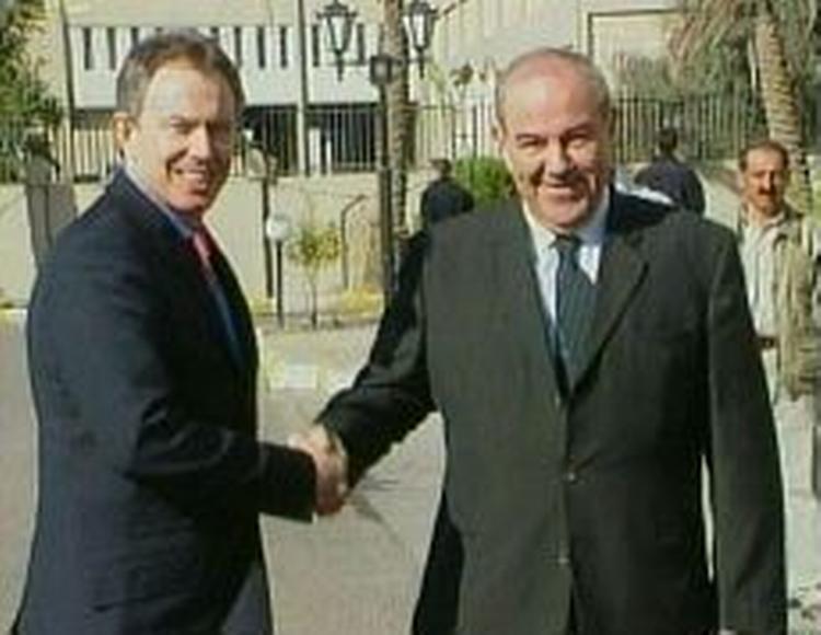 Blair trykker næve med Allawi under besøget. - Foto: AP 