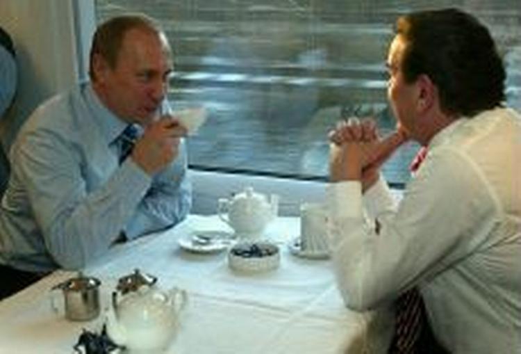 Ruslands præsident, Vladimir Putin, gav en fremstrakt hånd til Jusjtjenko under sit besøg hos Gerhard Schroeder i Tyskland. - Foto: AP 