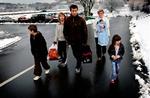 Efter at være blevet smuglet gennem Europa vendte familien Brahaj fra Kosova tilbage til Danmark   fra venstre Valon, 9, Valentina,12, Florim, 39, Minere,34, Altin, 3 mdr., og Altina,4.   Foto: Pelle Rink 