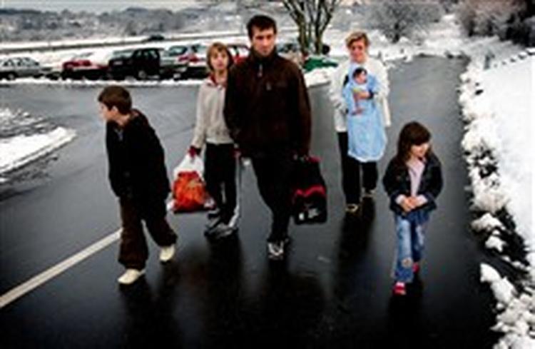 Efter at være blevet smuglet gennem Europa vendte familien Brahaj fra Kosova tilbage til Danmark   fra venstre Valon, 9, Valentina,12, Florim, 39, Minere,34, Altin, 3 mdr., og Altina,4.   Foto: Pelle Rink 