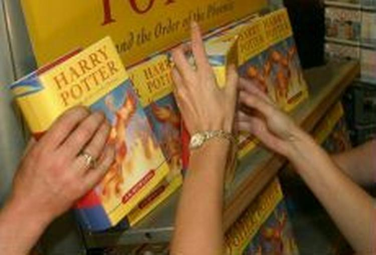 Da den femte Harry Potter-bog kom på gaden i sommeren 2003 udløste det tumult ved mange boghandlere verden over. - Arkivfoto: AP 