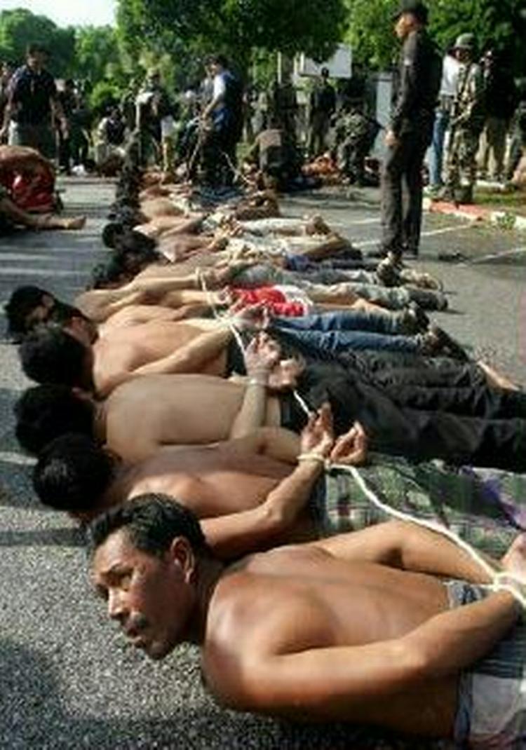 Islamiske oprørere i det sydlige Thailand har blandt andet myrdet skolelærere som led i deres kamp. Her er nogen af oprørene blevet arresteret og tvunget ned på jorden. - Foto: AP 