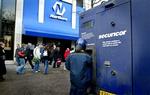 Northern Bank i Belfast mistede 210 millioner kroner, da banken blev udsat for et storstilet røveri, hvor op til 20 personer var involveret. Danske Bank har netop bekendtgjort at ville købe den nordirske bank. - Foto: Peter Morrison/AP 