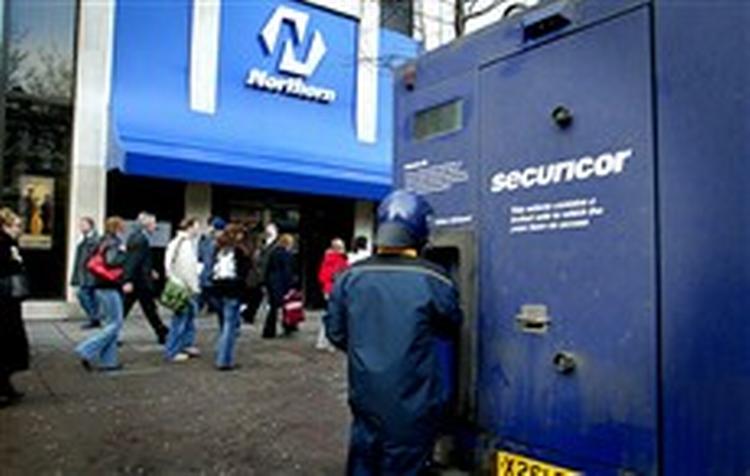 Northern Bank i Belfast mistede 210 millioner kroner, da banken blev udsat for et storstilet røveri, hvor op til 20 personer var involveret. Danske Bank har netop bekendtgjort at ville købe den nordirske bank. - Foto: Peter Morrison/AP 
