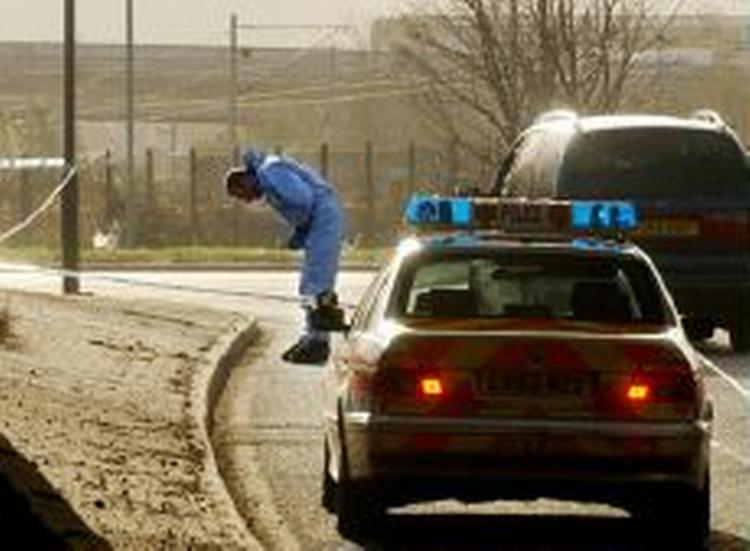 En politimand undersøger et af de steder i London, hvor en 30-årig, sindsforvirret mand dræbte én og sårede fem andre mennesker alvorligt. - Foto: AP 