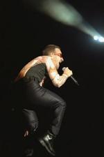 U2-forsangeren Bono i aktion i København for syv år siden. - Arkivfoto: Jan Grarup 