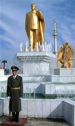 Ingen behøver at være i tvivl om, at Turkmenistans præsident Saparmurat Nijasov ser sig selv som en stor leder: Her har han fremstillet sig selv i en forgyldt udgave.   Arkivfoto: Michael Steen/Reuters 