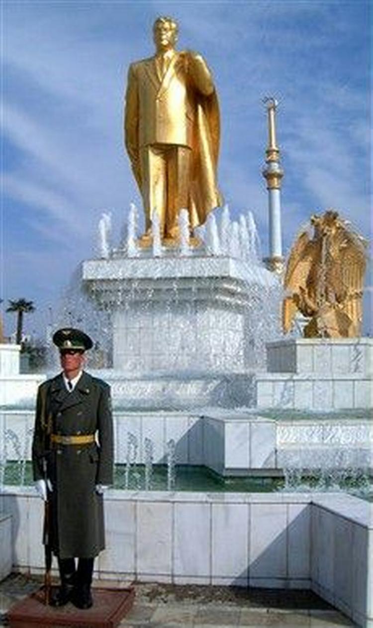 Ingen behøver at være i tvivl om, at Turkmenistans præsident Saparmurat Nijasov ser sig selv som en stor leder: Her har han fremstillet sig selv i en forgyldt udgave.   Arkivfoto: Michael Steen/Reuters 