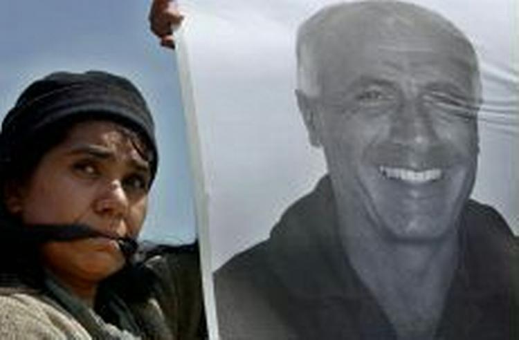 Atomsladrehanken Mordechai Vanunu (på plakaten) tilbringer endnu en højtid bag lås og slå. - Foto: AP 