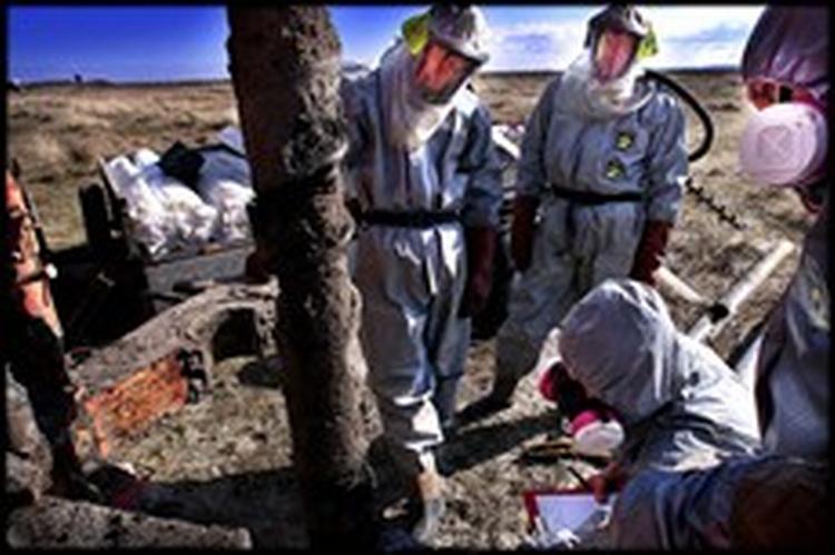 Miljøteknikere foretager målinger i undergrunden ved affaldsdepotet ved Cheminova.   Arkivfoto: Claus Bonnerup 