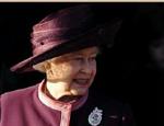 Dronning Elizabeth II forlader kirken i byen Sandringham, hvor monarken var til julegudstjeneste. - Foto: AP 