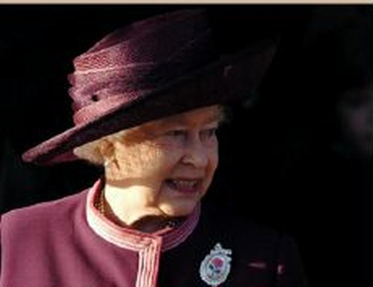 Dronning Elizabeth II forlader kirken i byen Sandringham, hvor monarken var til julegudstjeneste. - Foto: AP 