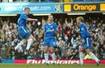 Chelseas Damien Duff gør et hop efter at have scoret det afgørende mål på Stamford Bridge mod Aston Villa. - Foto: AP 