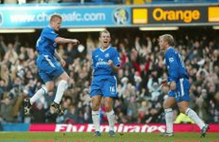 Chelseas Damien Duff gør et hop efter at have scoret det afgørende mål på Stamford Bridge mod Aston Villa. - Foto: AP 
