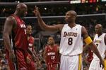 Shaquille O Neal ser forundret til, mens Kobe Bryant (8) gestikulerer. - Foto: AP 