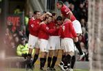Manchester United-spillerne jubler efter den første scoring mod Bolton. - Foto: AP 