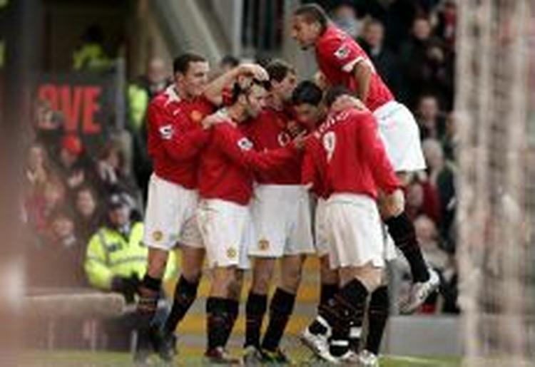 Manchester United-spillerne jubler efter den første scoring mod Bolton. - Foto: AP 