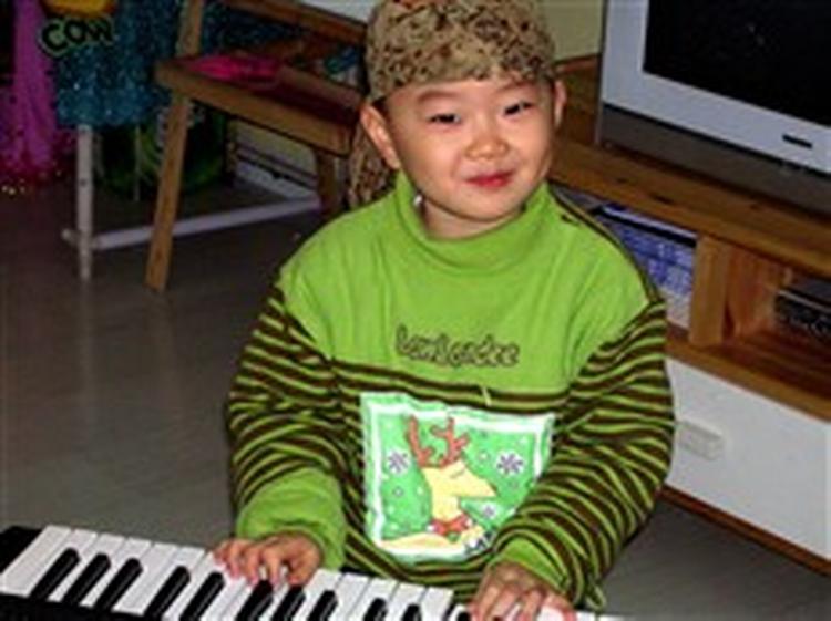 Rock, reggae eller Mozart. De kinesiske velhaverbørn har mulighed for at prøve mange genrer af, når der undervises i musik i Huijia-børnehaven.   Foto: Zhu Yu 