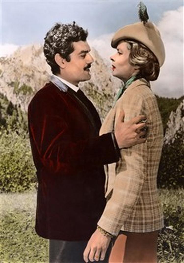 Omar Sharif kommer fra egyptisk filmtradition og har spillet både førsteelsker og skidt fyr. Her er han sammen med Ingrid Bergman i Den Gule Rolls-Royce i 1965.   Foto: Cinetext 