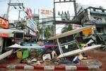 Op mod 6.000 danske turister i Thailand befinder sig i Phuket-området. Tre er meldt omkommet efter flodbølgen. - Foto: AP 