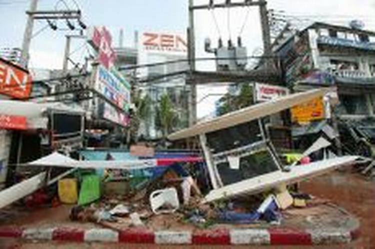 Op mod 6.000 danske turister i Thailand befinder sig i Phuket-området. Tre er meldt omkommet efter flodbølgen. - Foto: AP 