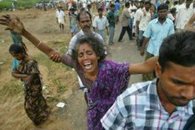 Kvinden her fra byen Cuddalore i Inden mistede sin søn under flodbølgen. - Foto: AP 