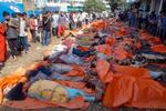 Indbyggere i Aceh-provinsen på Sumatra i Indonesien forsøger desperat at gøre status efter katastrofen. - Foto: AP 