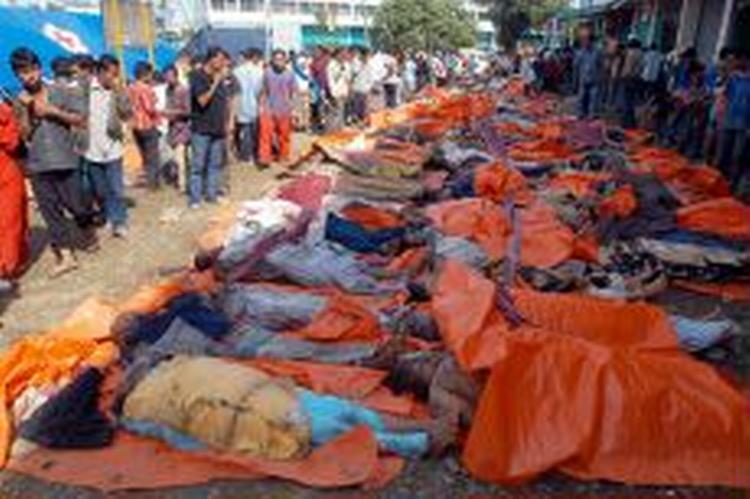 Indbyggere i Aceh-provinsen på Sumatra i Indonesien forsøger desperat at gøre status efter katastrofen. - Foto: AP 