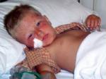 Denne dreng i toårsalderen savner sin mor og far. Han ligger indlagt på et hospital i Phuket i Thailand, men ingen ved hvilket land han kommer fra. - Foto: AP 