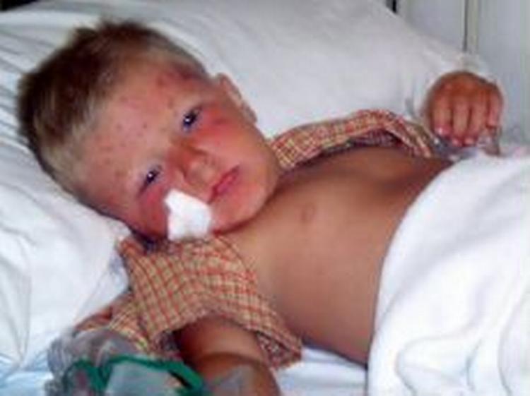 Denne dreng i toårsalderen savner sin mor og far. Han ligger indlagt på et hospital i Phuket i Thailand, men ingen ved hvilket land han kommer fra. - Foto: AP 