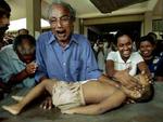 En far står med liget af sin søn i Sri Lanka. Ø-nationen er den hårdest ramte efter flodbølgen, og FN har besluttet at sende katastrofehold til landet. - Foto: AP 