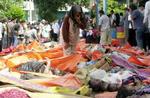 En kvinde leder efter pårørende blandt de mange børnelig i provinsen Aceh i Indonesien. - Foto: AP 
