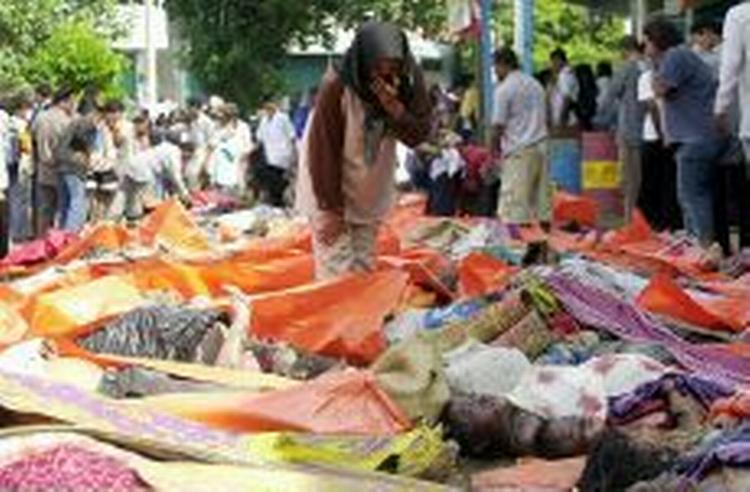 En kvinde leder efter pårørende blandt de mange børnelig i provinsen Aceh i Indonesien. - Foto: AP 
