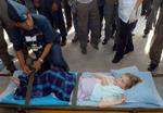 En uidentificeret udlænding lægges på en båre i Phuket. To svenske læger advarer nu om kritisable forhold for de kvæstede på øens hospitaler. - Foto: AP 