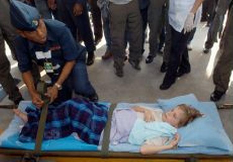 En uidentificeret udlænding lægges på en båre i Phuket. To svenske læger advarer nu om kritisable forhold for de kvæstede på øens hospitaler. - Foto: AP 